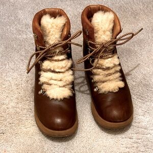 Ugg “Vikki” Boot (Waterproof)
In Color Chesnut/Tan
W/ Bungee Laces
